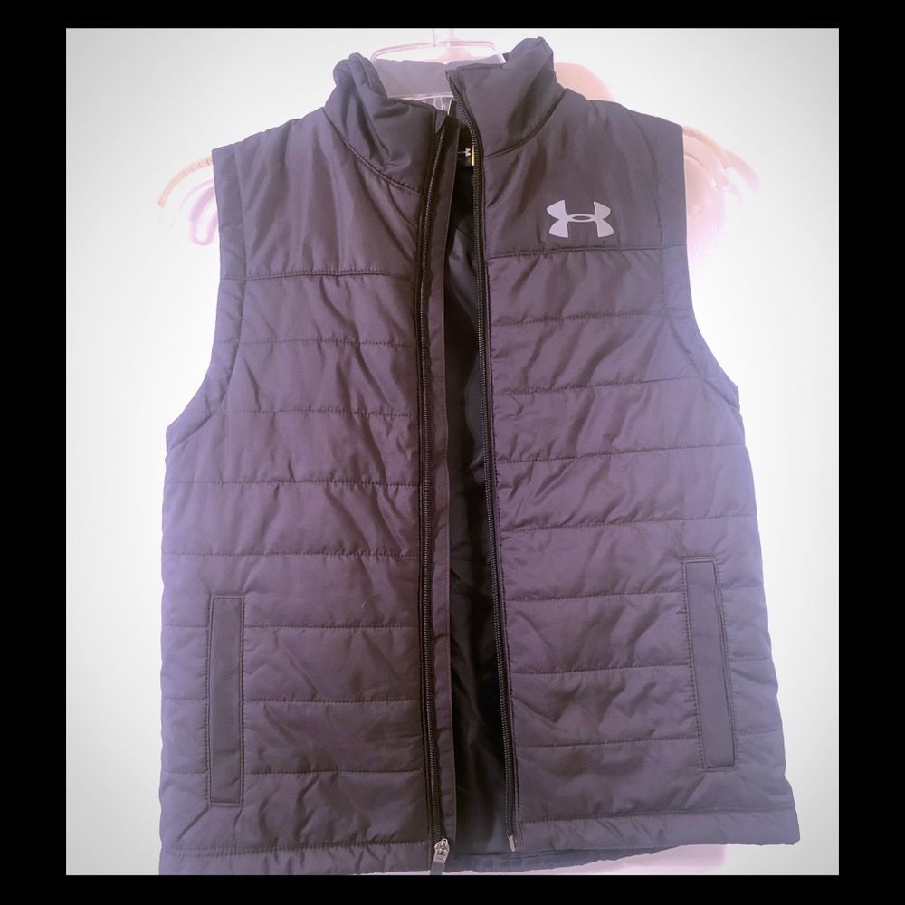 Youth UNDER ARMOUR puffer vest. Size medium